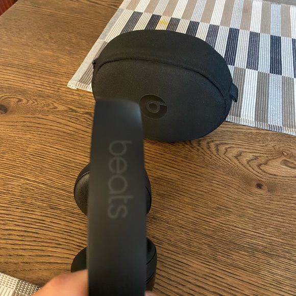 SOLD Wireless Beats solo 3 - Picture 5 of 10